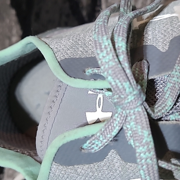 UNDER ARMOUR CHARGED RUNNING SHOES PRICE FIRM - Picture 5 of 13
